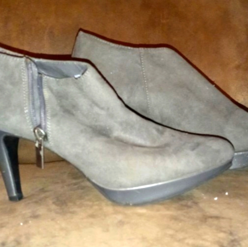 Liz Claiborne booties